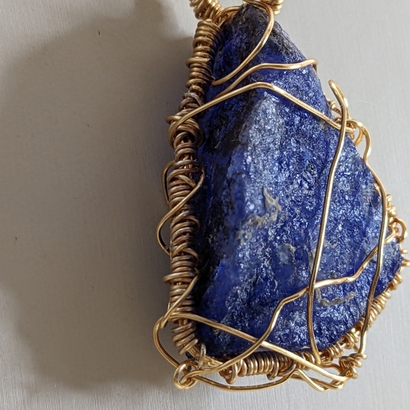86.40 Carats Solid Rough SAPPHIRE Handcrafted Gold Plated Wire Pendant - Picture 3 of 8